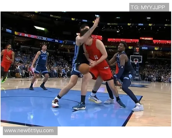 杨瀚森精彩单挑尤班克斯背运转身连招引发观众热烈反响